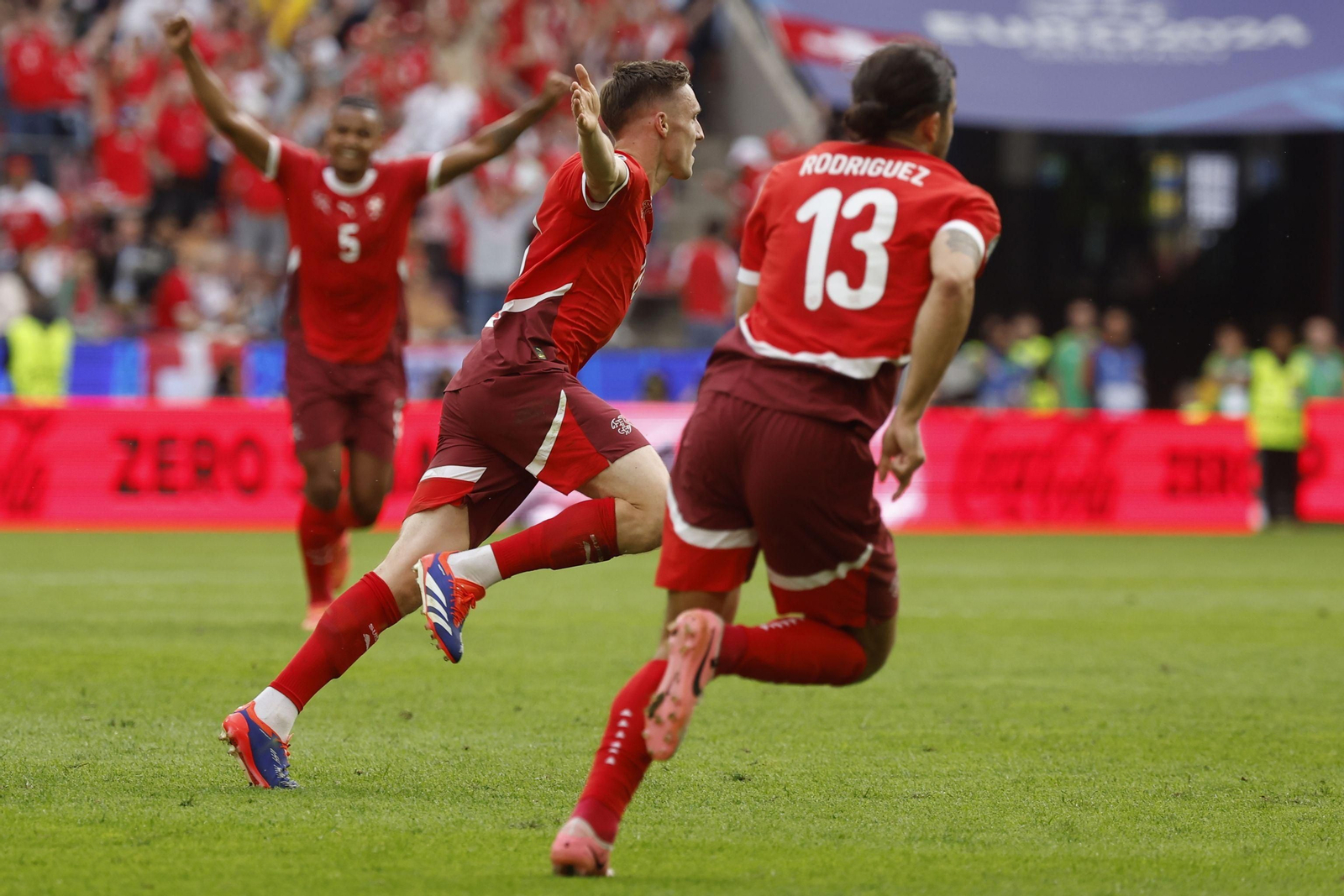 Michel Aebischer celebra tras anotar el segundo gol del partido entre Suiza y Hungría.