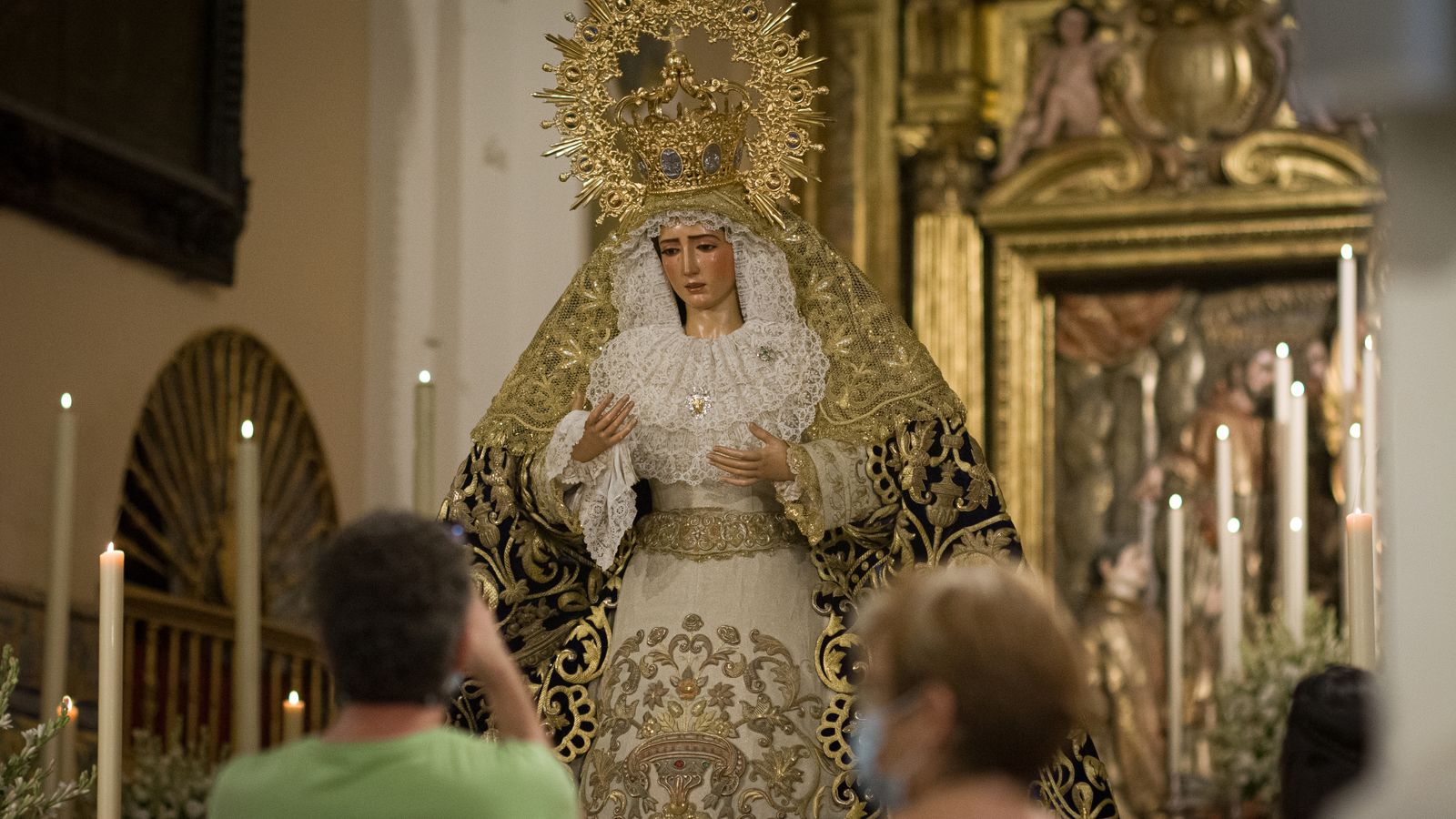 La Virgen del Dulce Nombre se encuentra en veneración en el altar mayor de San Lorenzo