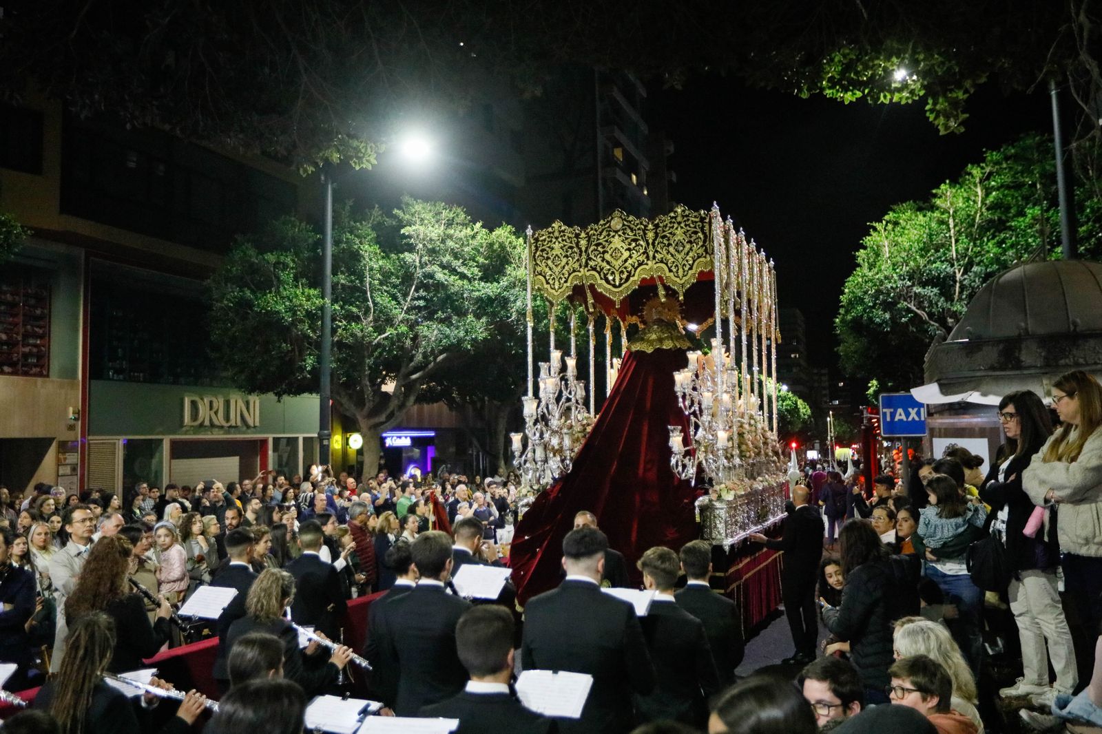 Te contamos en imágenes la Santa Cena tras la lluvia en la ciudad