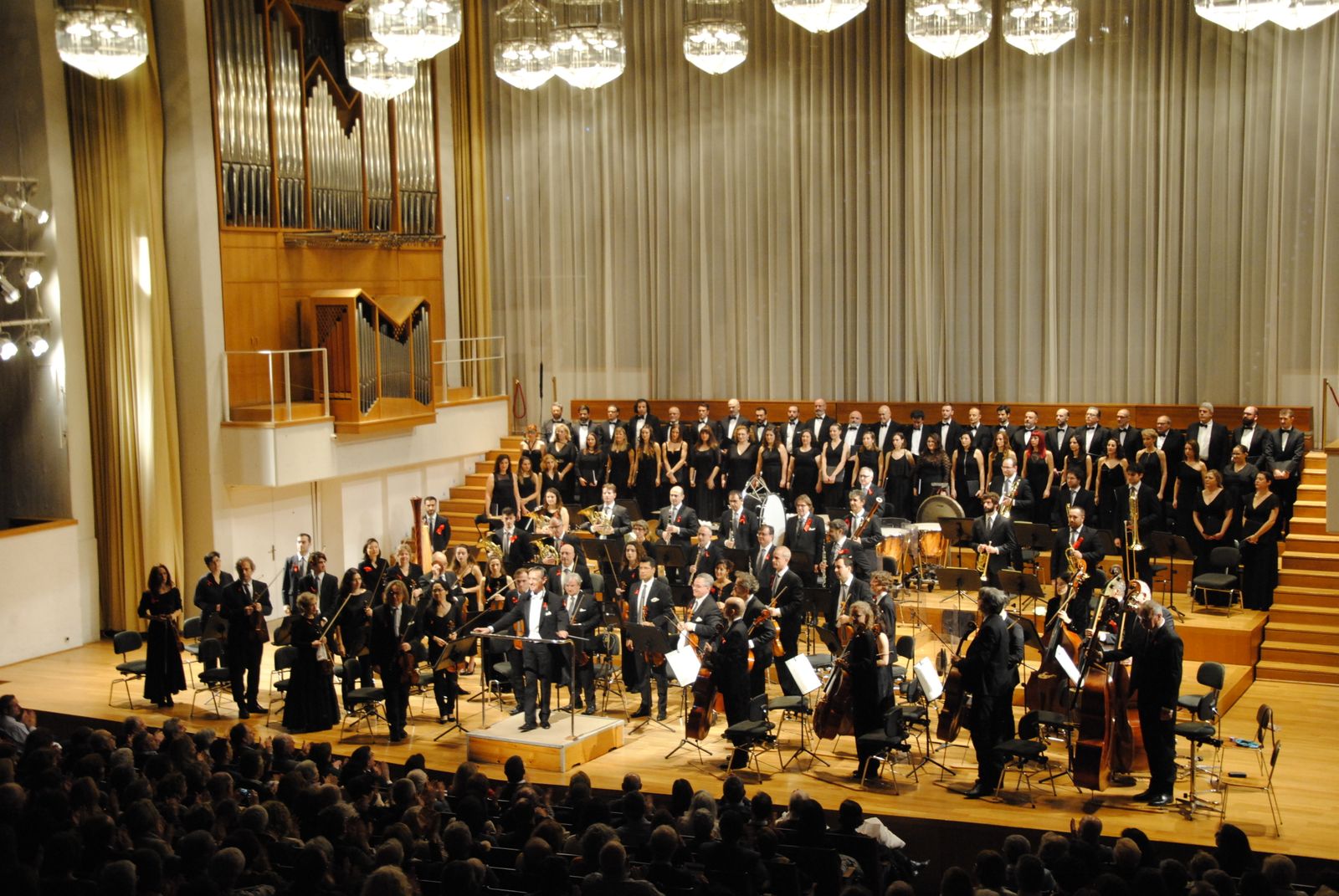 Las Juventudes Musicales, la OCG y su Coro lucieron lazos rojos durante su concierto en señal de protesta.