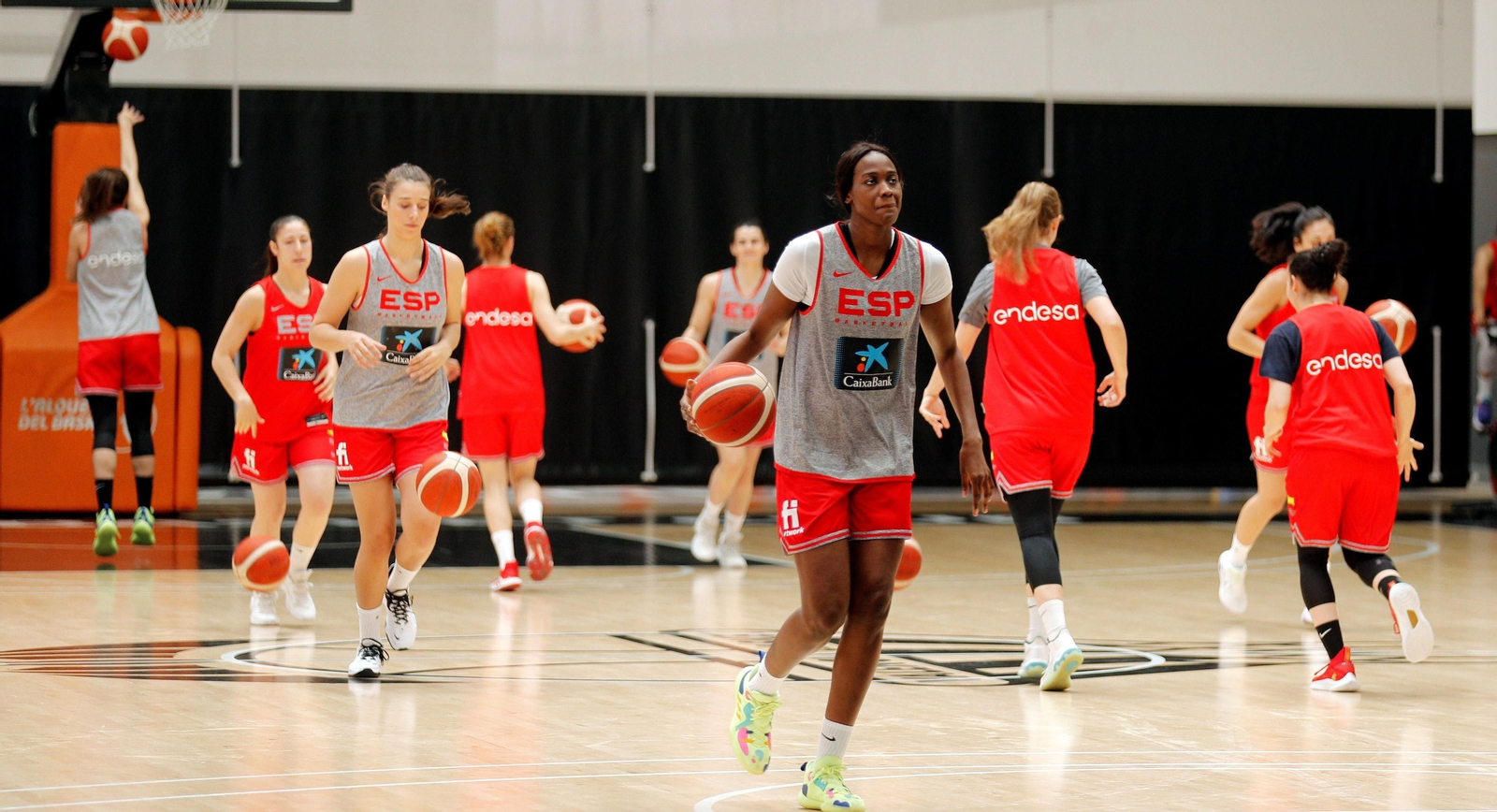 Las jugadoras de la selección, durante un entrenamiento en Valencia.