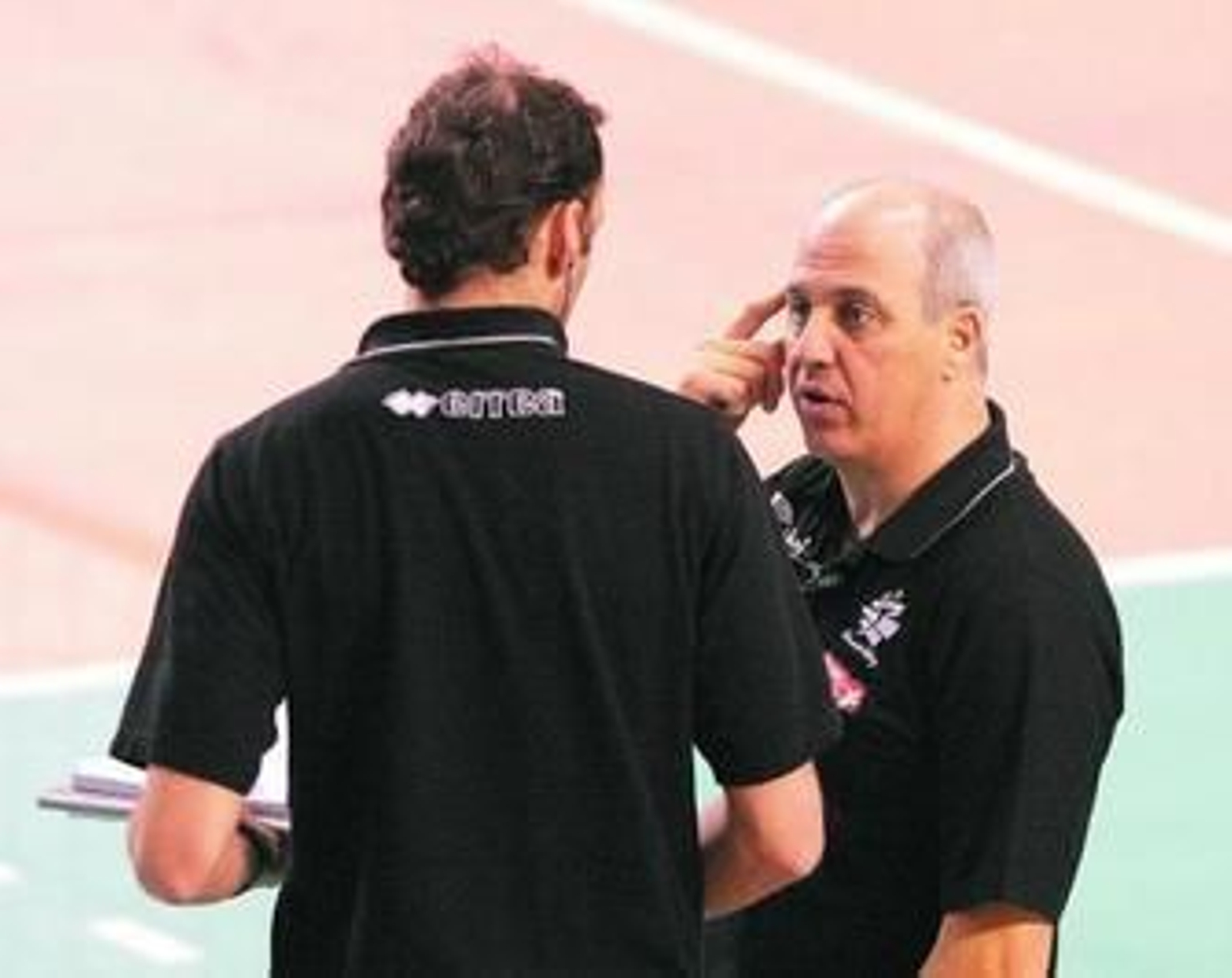 Carlos Carreño, de espaldas, dialoga con Axel Mondi en un encuentro.