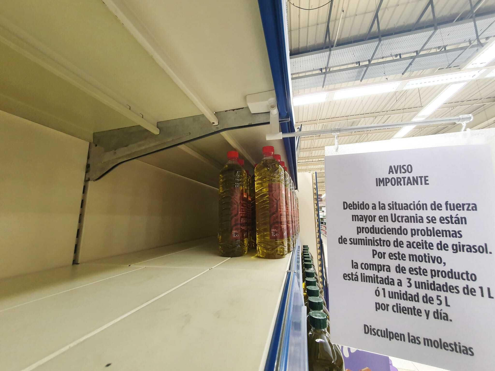 Un cartel en un supermercado de Málaga avisando del límite en el aceite de girasol.
