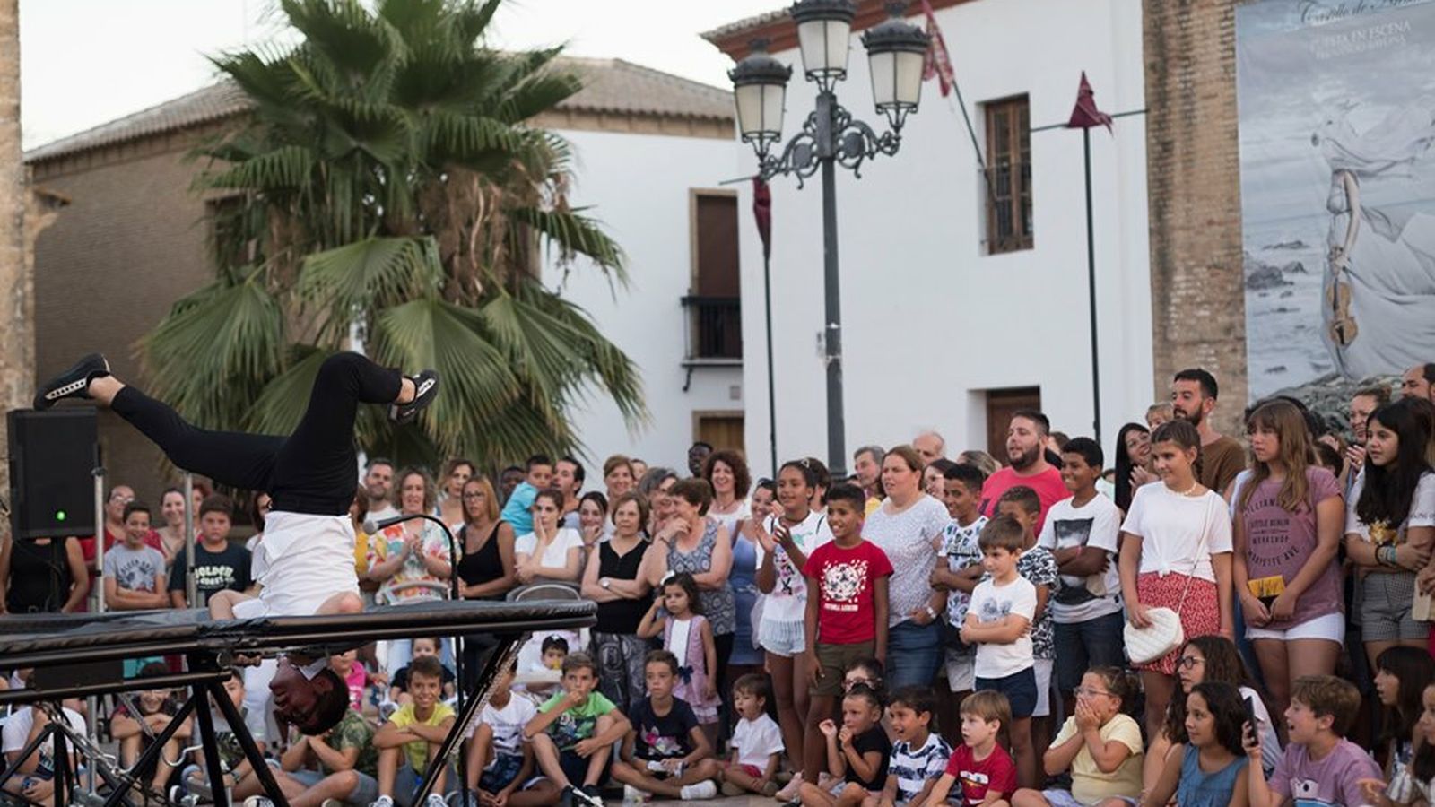 Mucho público en uno de los espectáculos del programa 'Atrévete' este verano.