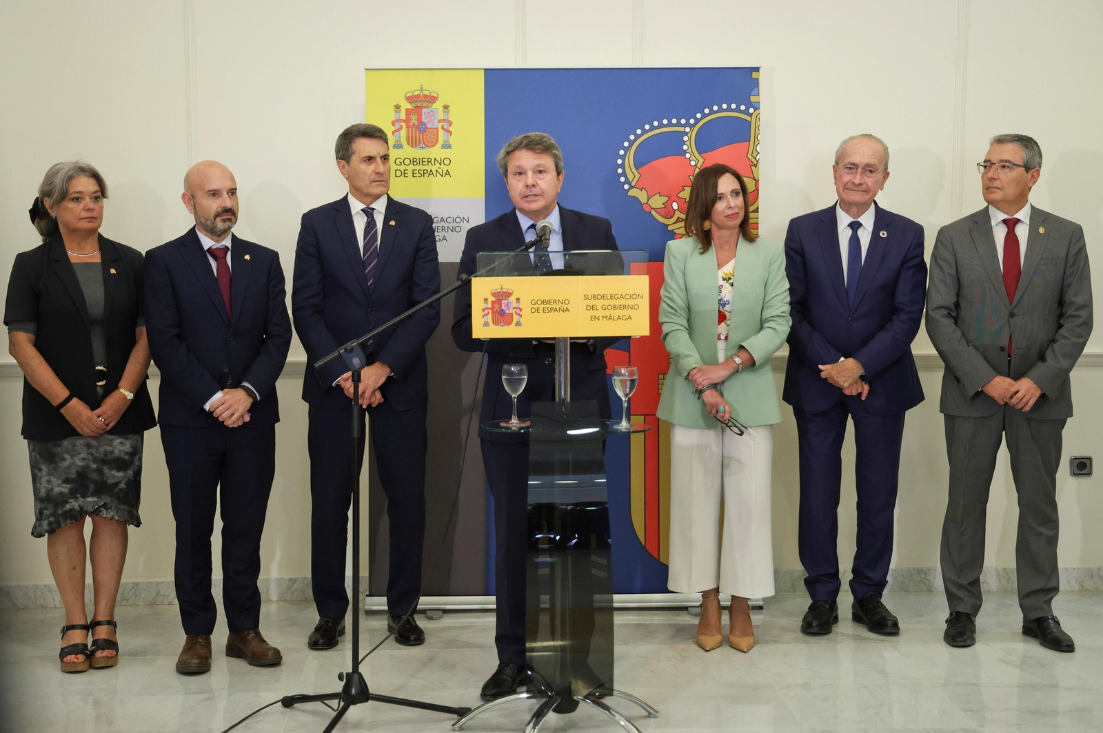 Santano, en el centro, comparece tras la reunión ante la mirada del resto de autoridades. Santano, en el centro, comparece tras la reunión ante la mirada del resto de autoridades.