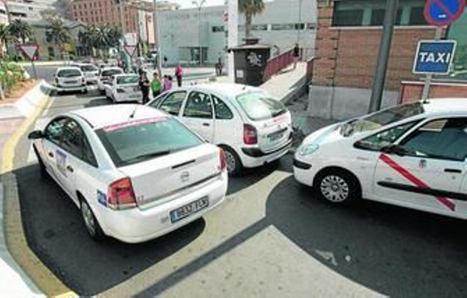 Taxis de Almería en la parada de la Estación Intermodal de la capital.