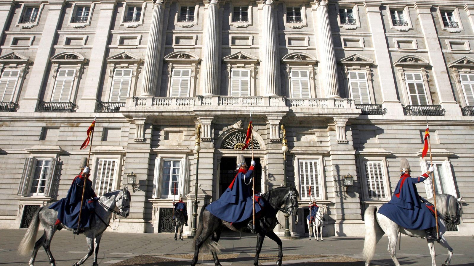 Efectivos de la Guardia Real durante un desfile ante el Palacio Real Efectivos de la Guardia Real durante un desfile ante el Palacio Real
