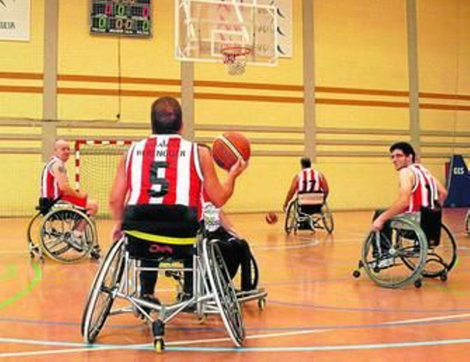 Jugadores del Cludemi entrenan antes de comenzar el encuentro.
