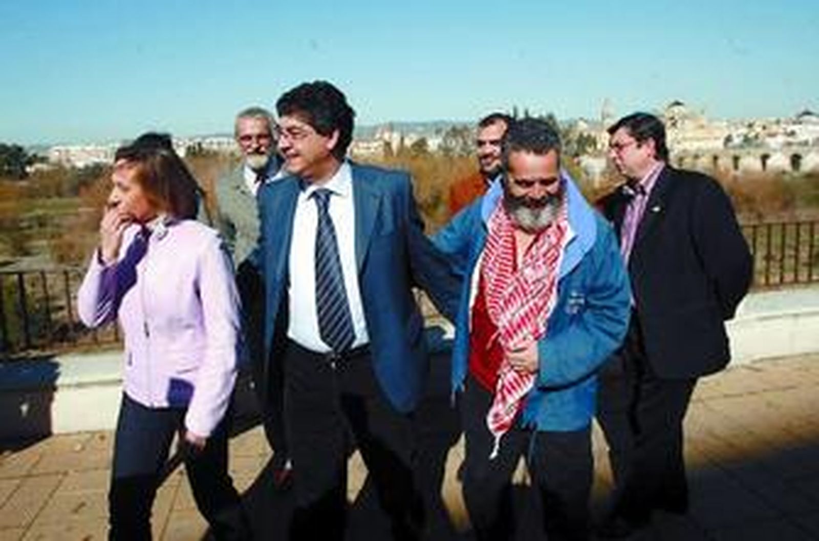 Diego Valderas (centro), junto a Sánchez Gordillo (dcha.), ayer.