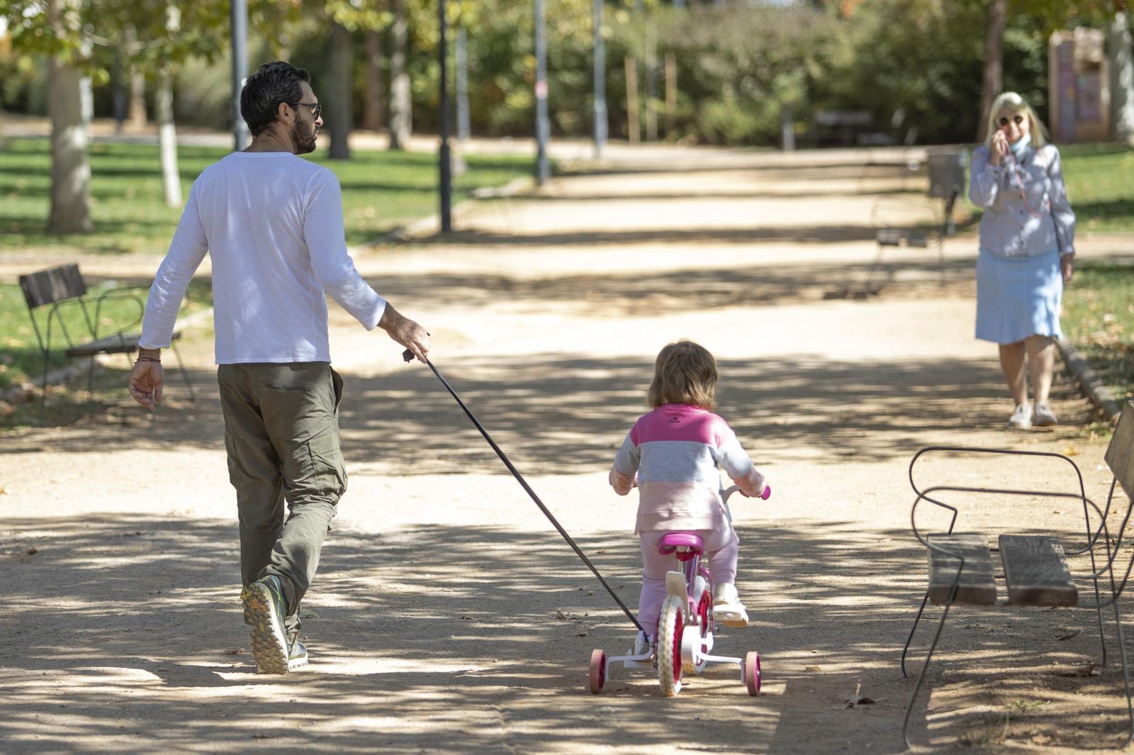 Fotos de cafeterías, parques y la 'Marcha Verde' vacía en el domingo de Granada