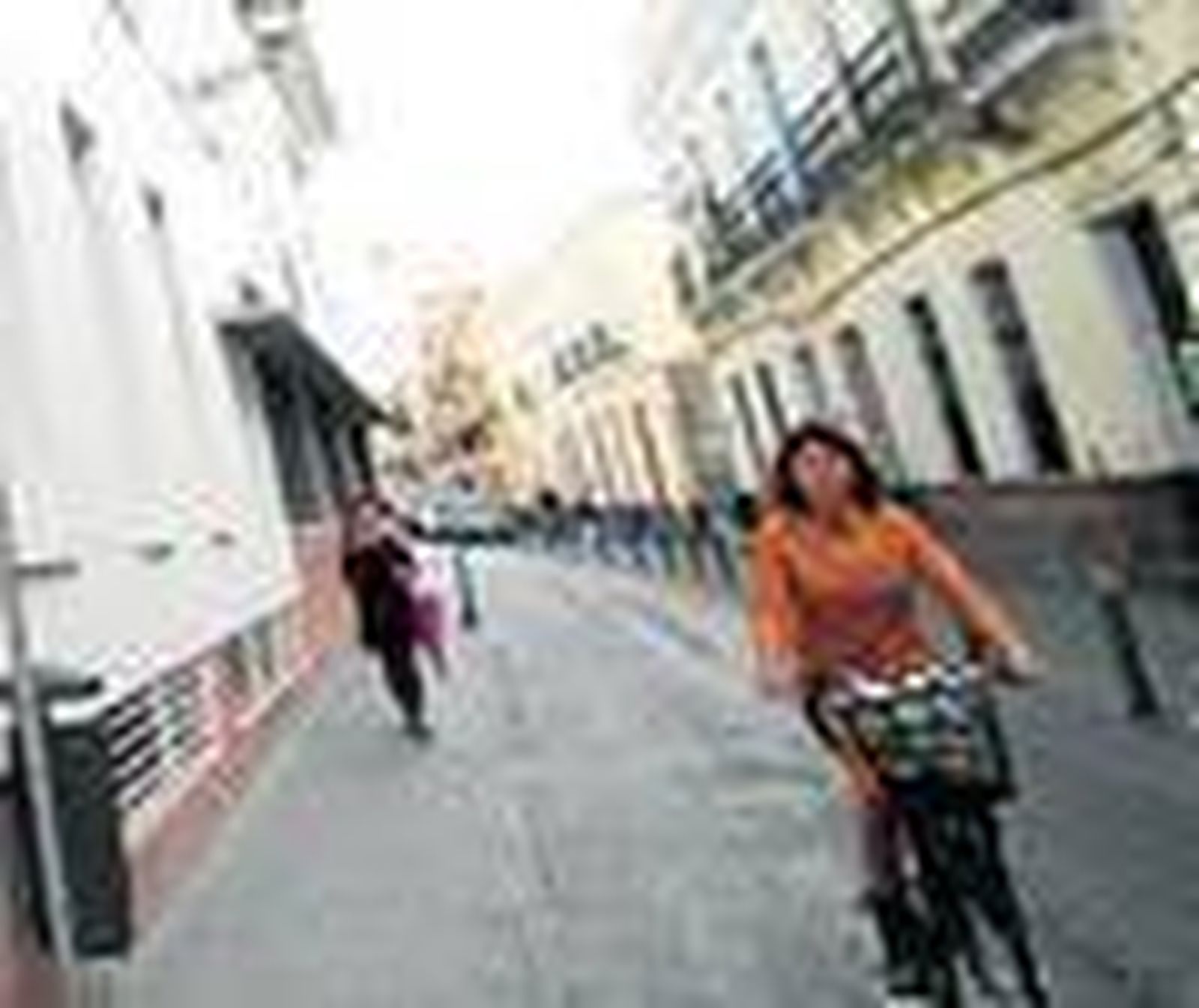 A la calle San Luis se entra por un arco, como en el relato del magnolio de Cernuda.