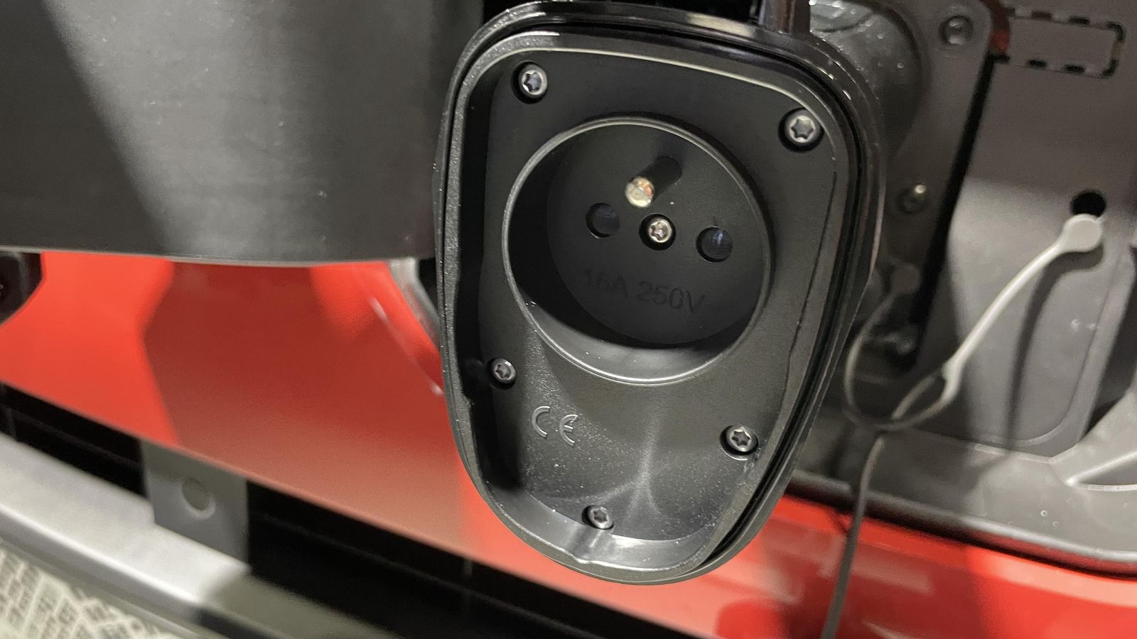 En el equipamiento del Extreme se incluye este adaptador que, fijado al conector de carga frontal del coche, permite ceder energía de la batería consumidores eléctricos.