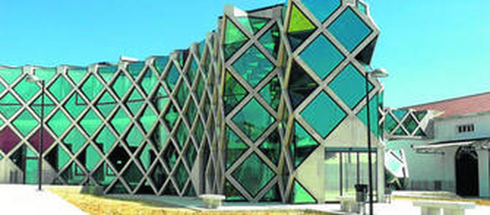 Exterior del Museo del Vino de Bollullos, el pasado viernes, cerrado aún a la espera de su inauguración y puesta en marcha.