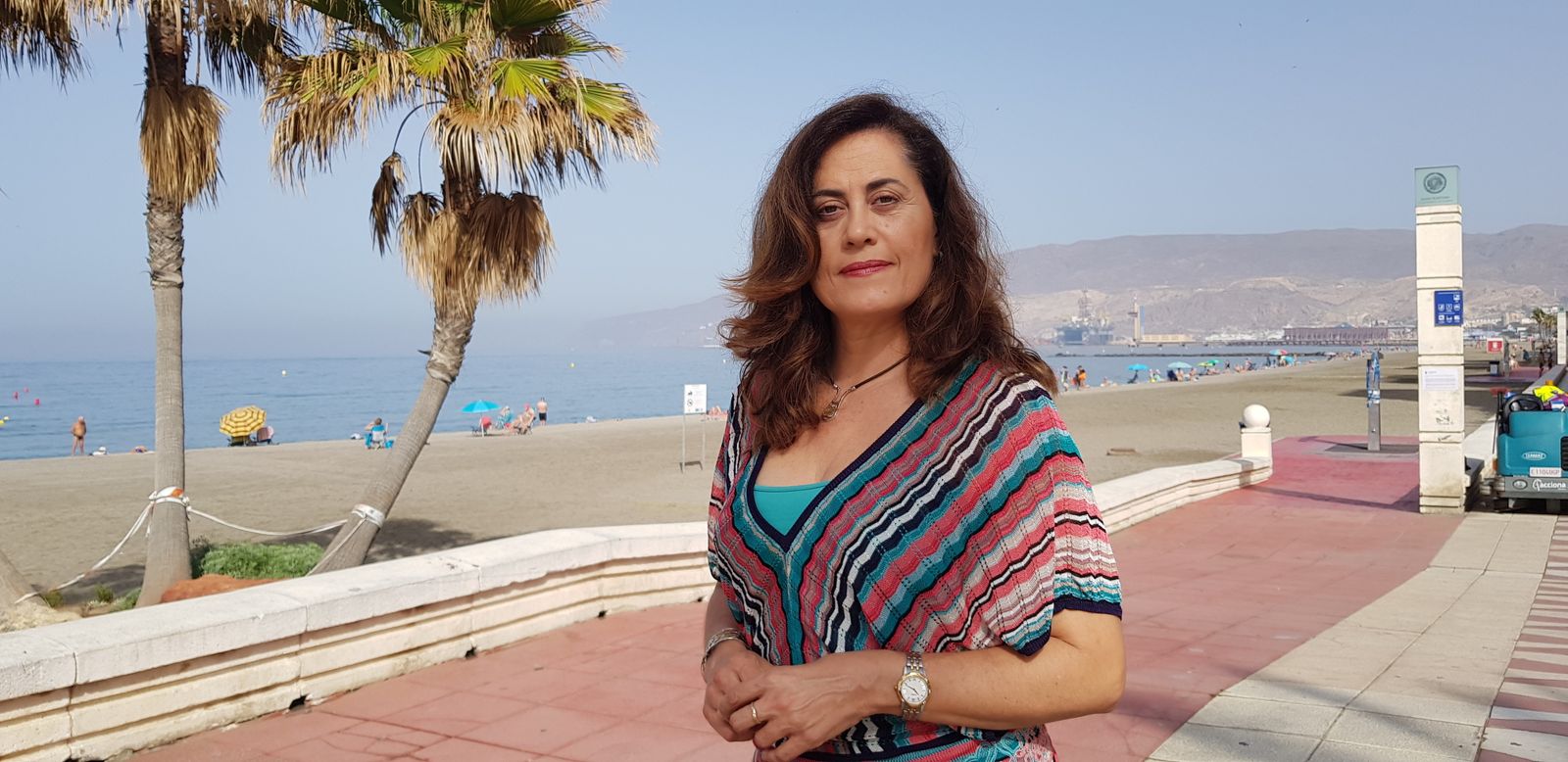 Carmen Aguilar, concejal del PSOE, en el paseo marítimo
