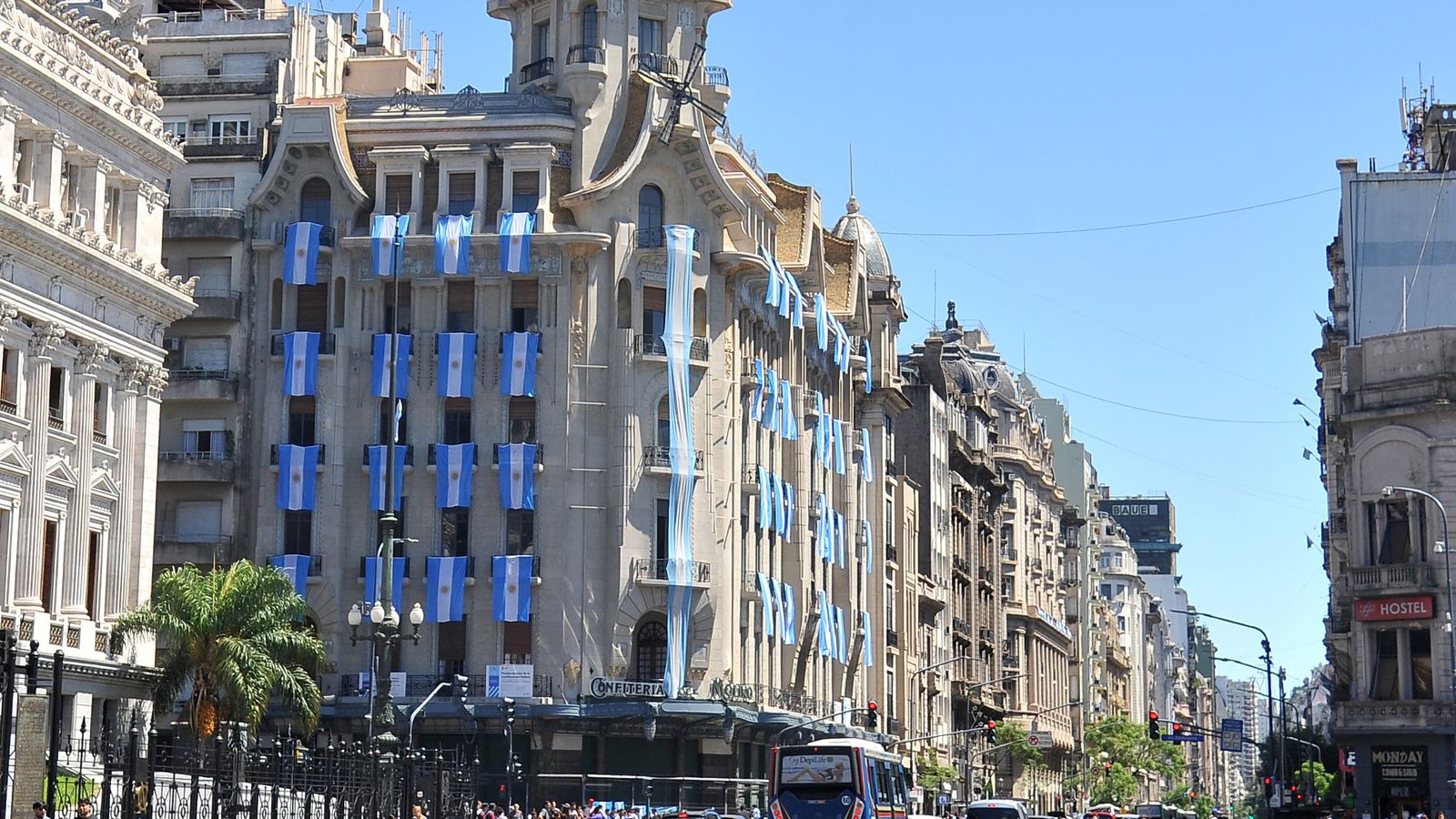 Fotografía del edificio El Molino adornado con banderas de Argentina.