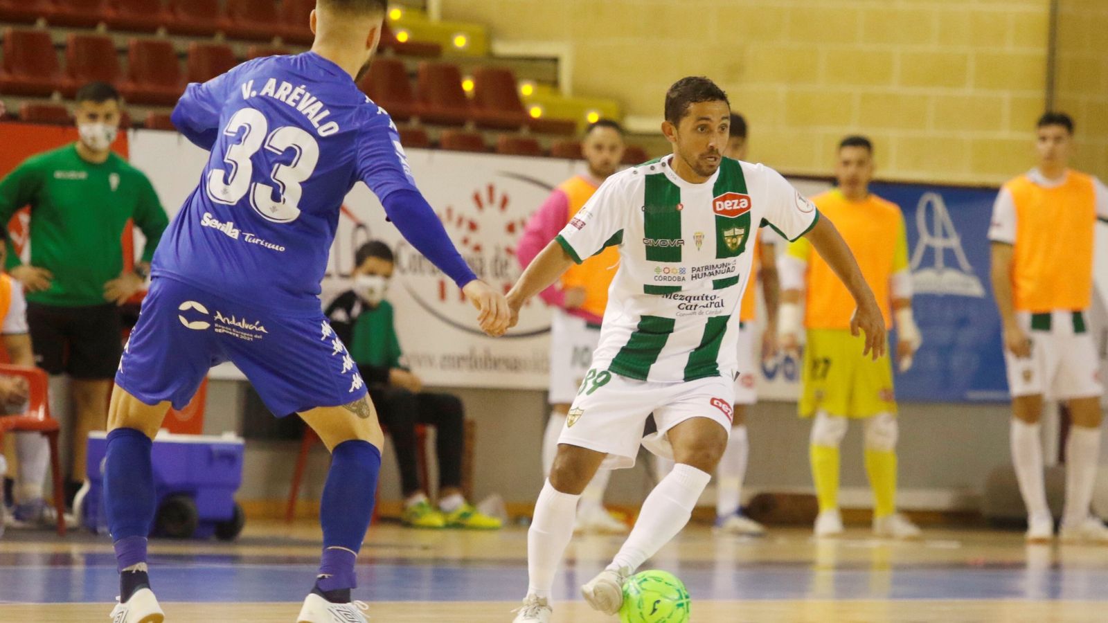 Caio César recibe el balón, presionado por el bético Víctor Arévalo.