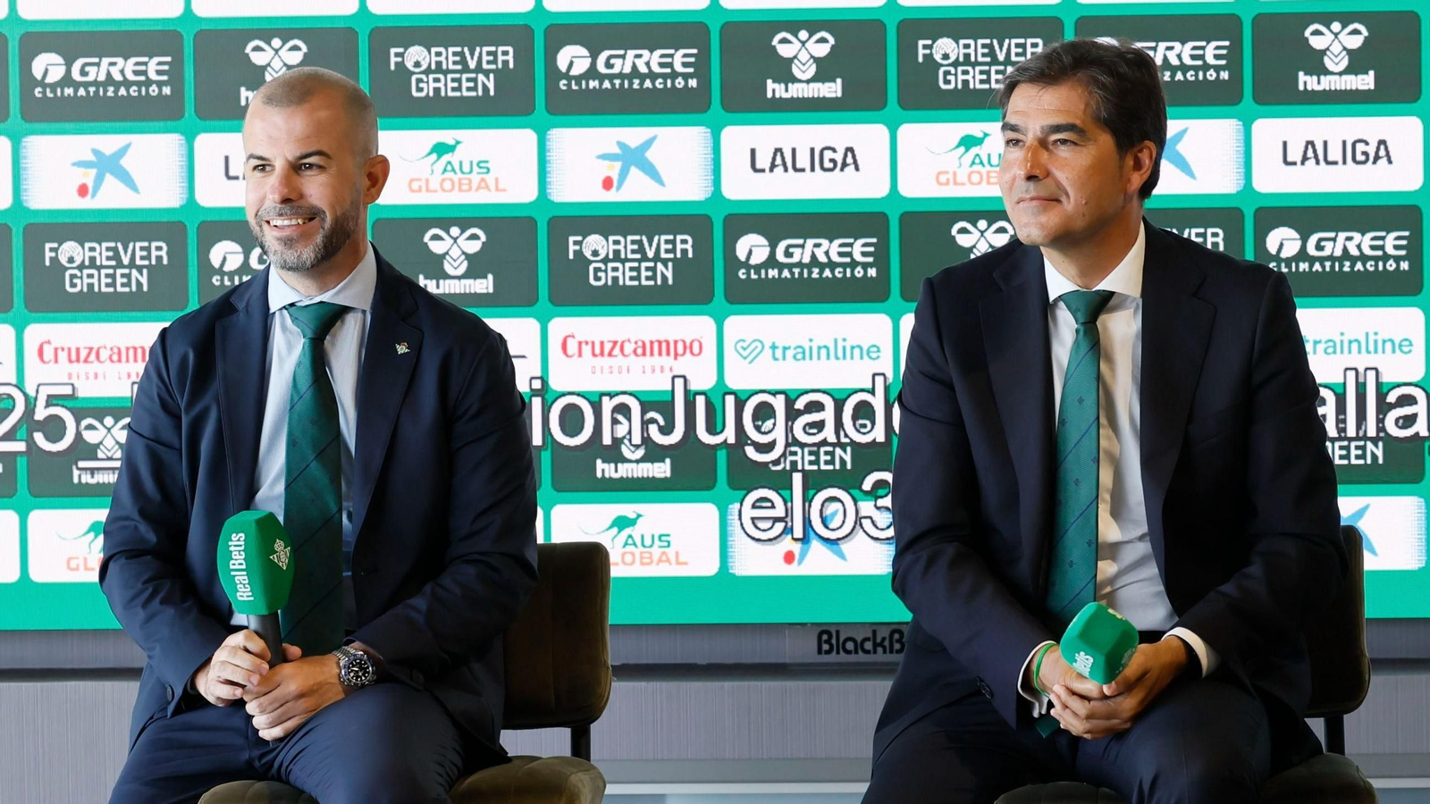 Manu Fajardo y Ángel Haro, durante la presentación del colombiano Nelson Deossa.