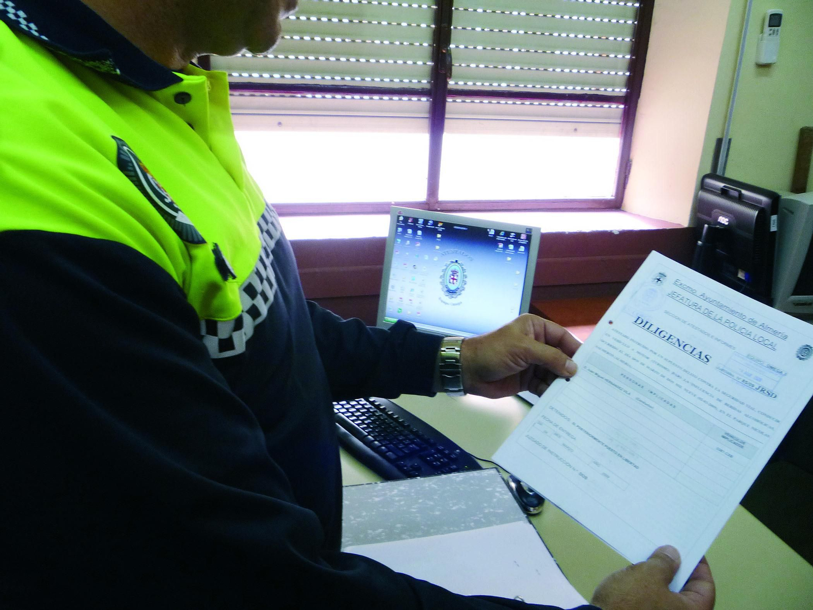 Imagen de archivo de un agente con diligencias.