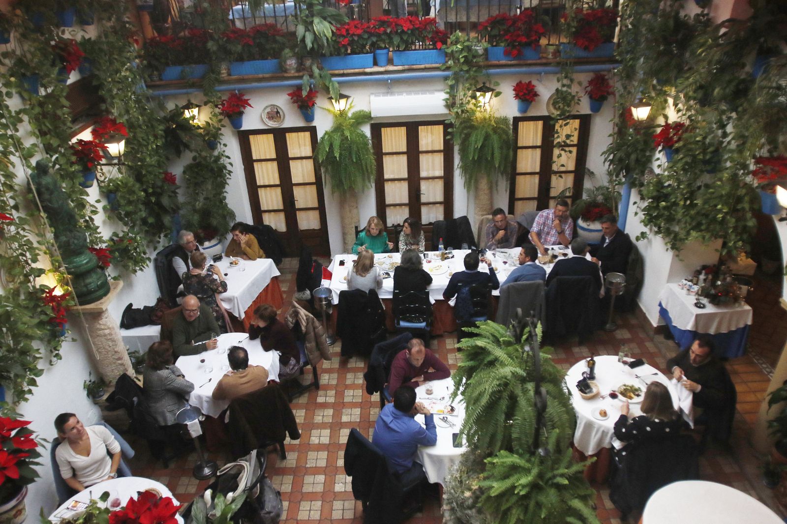 El salón de un restaurante en el que se celebran varias comidas de Navidad.