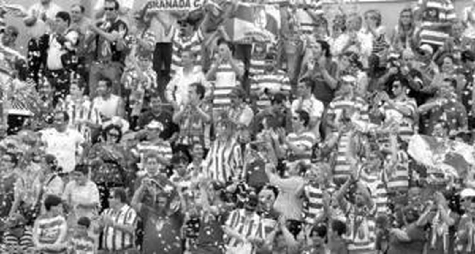 La numerosa afición del Granada CF recibió a su equipo con entusiasmo. Luego, se marchó decepcionada por el juego desplegado por los rojiblancos.