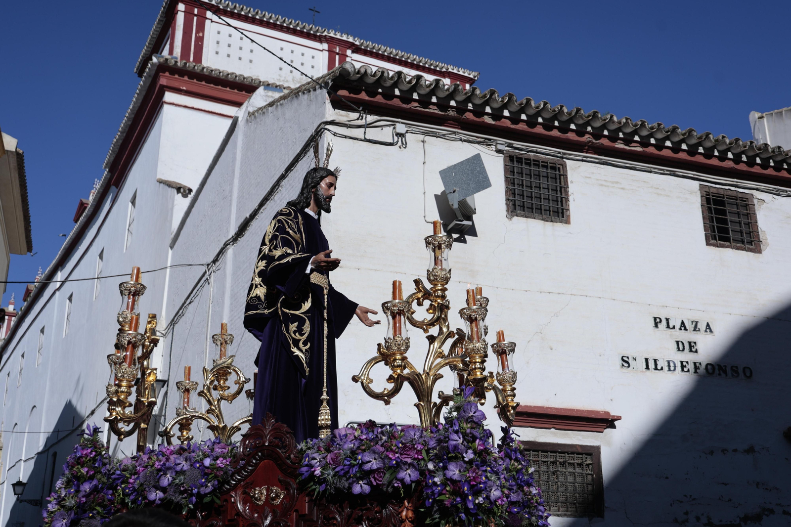 Las imágenes del viacrucis de las cofradías 2024