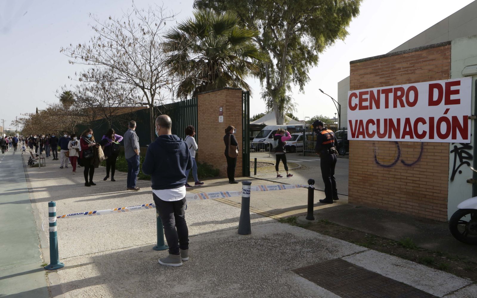 Vacunación de profesores en el pabellón deportivo del SADUS