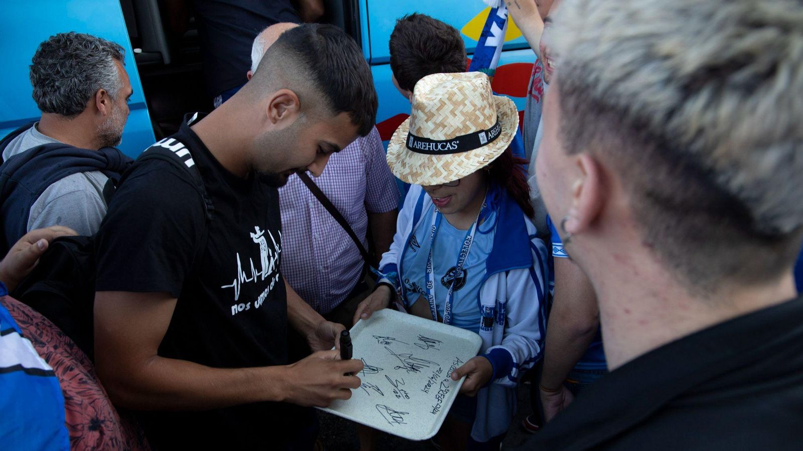 Ilias firma un autógrafo a una aficionada xerecista.