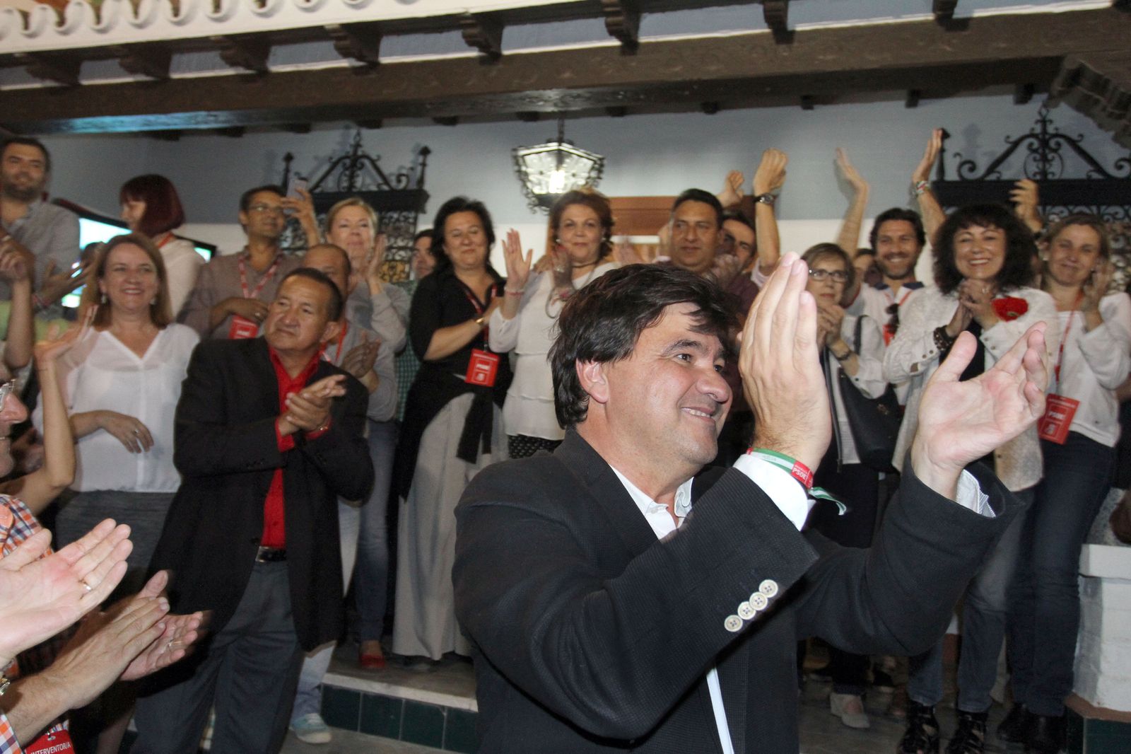 Cruz celebra su victoria en la antigua sede socialista del Conquero, en la noche electoral del 24 de mayo de 2015.
