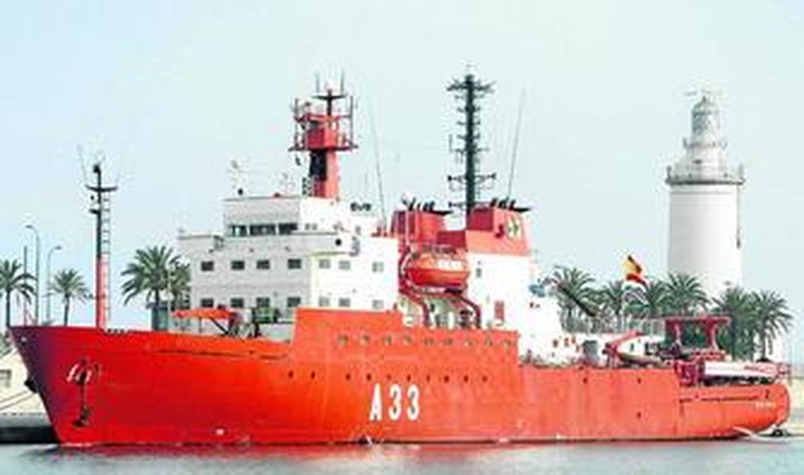 El buque de investigacion oceanográfica 'Hespérides', atracado en el muelle.