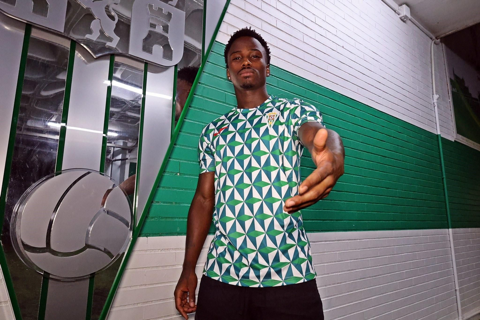 Camiseta de calentamiento del Córdoba CF 2024-25.