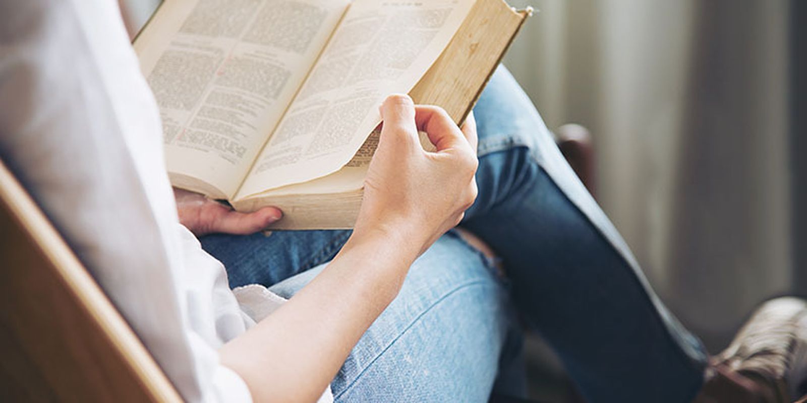 Una mujer lee un libro