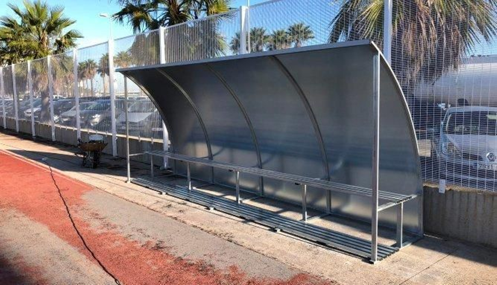 Los banquillos cubiertos del complejo deportivo Puntales-La Paz.