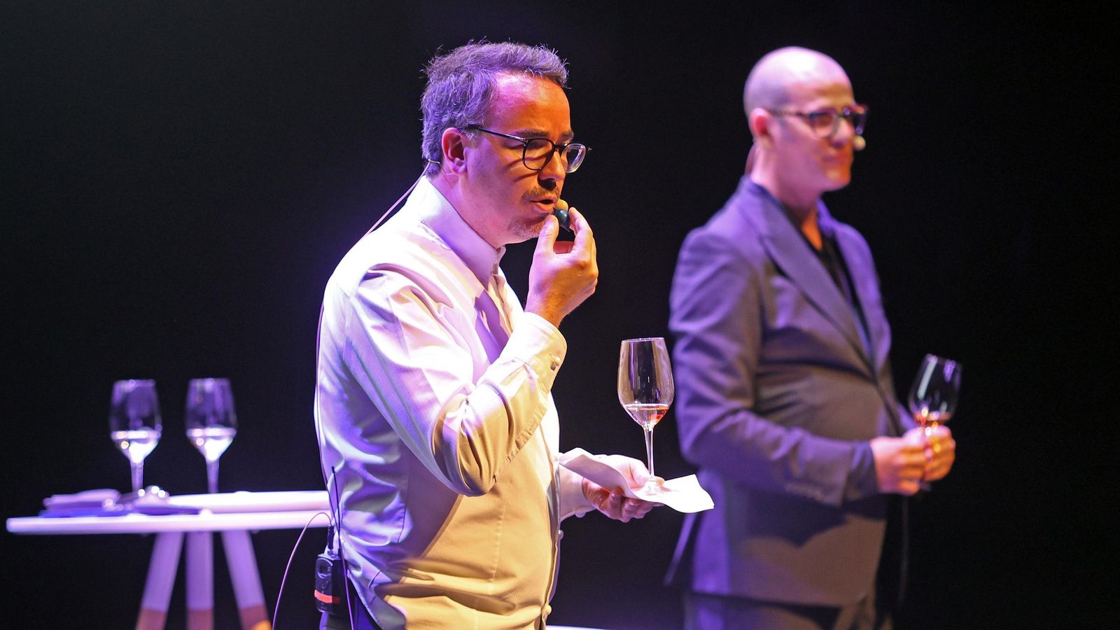 El cocinero Paco Morales, de Noor, con el bombón de adobo maridado con Brandy de Jerez.