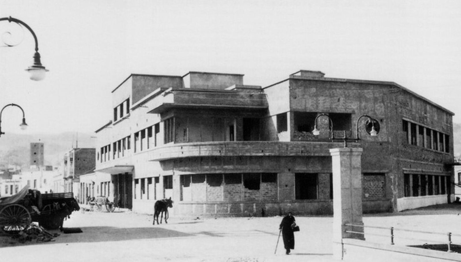 Edificio diseñado por Guillermo Langle que acogió a la Policía Local y ahora es una gran Biblioteca.