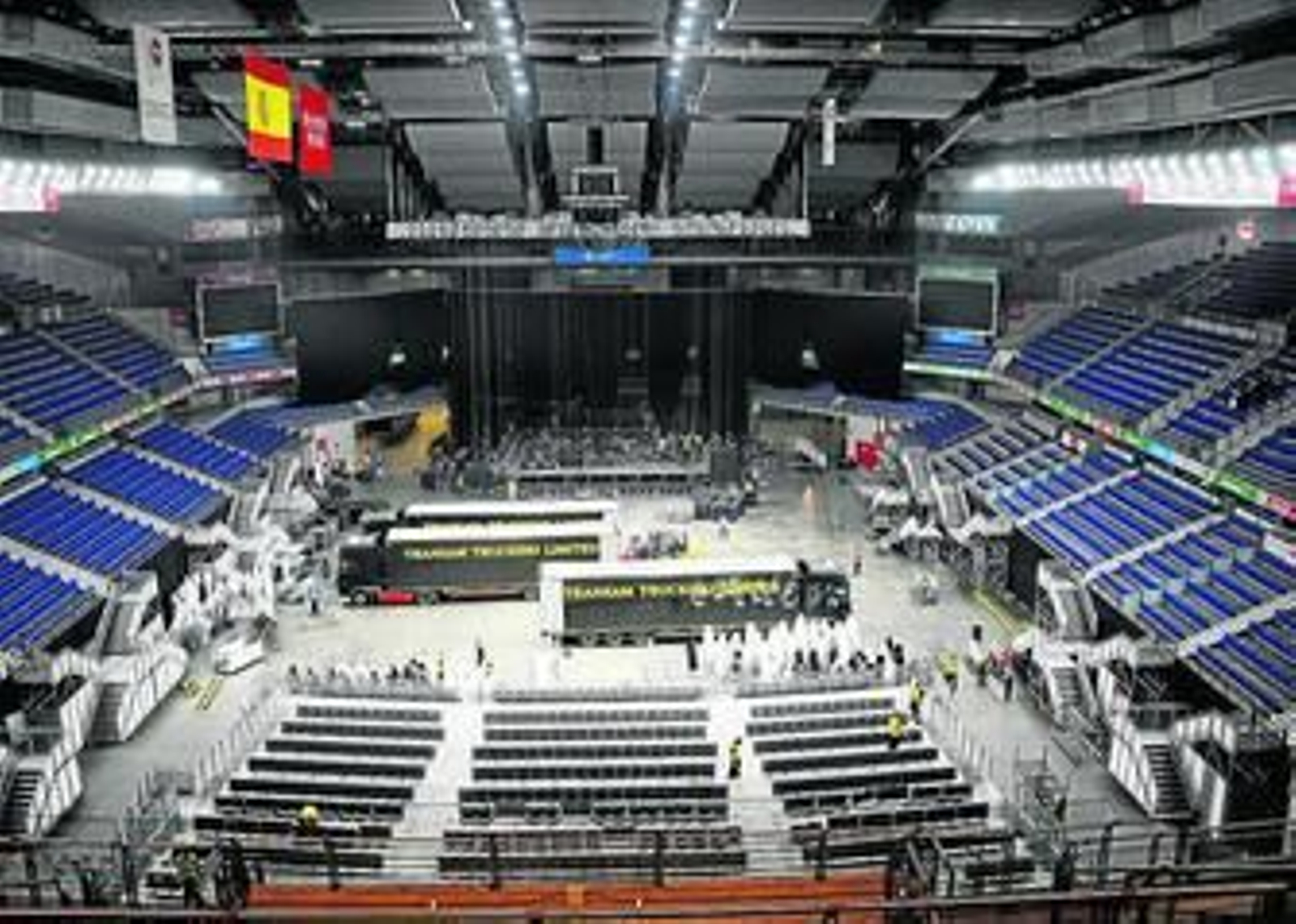 Tres camiones trailers cargan el material de luz y sonido tras el concierto de Elton John.