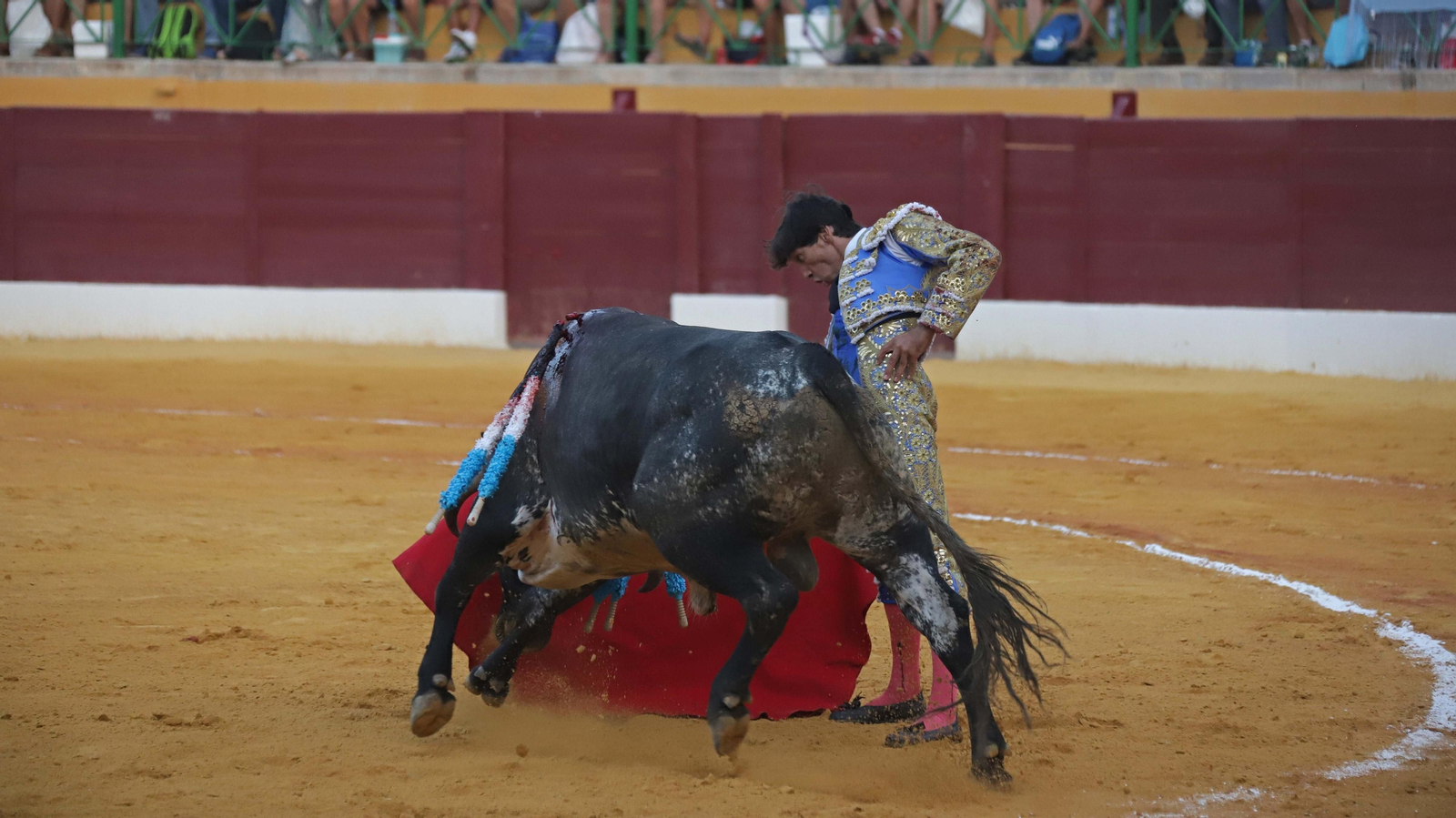 Fotos de la corrida del viernes de la Feria de La Línea: Curro Díaz, Manuel Escribano y David Galván