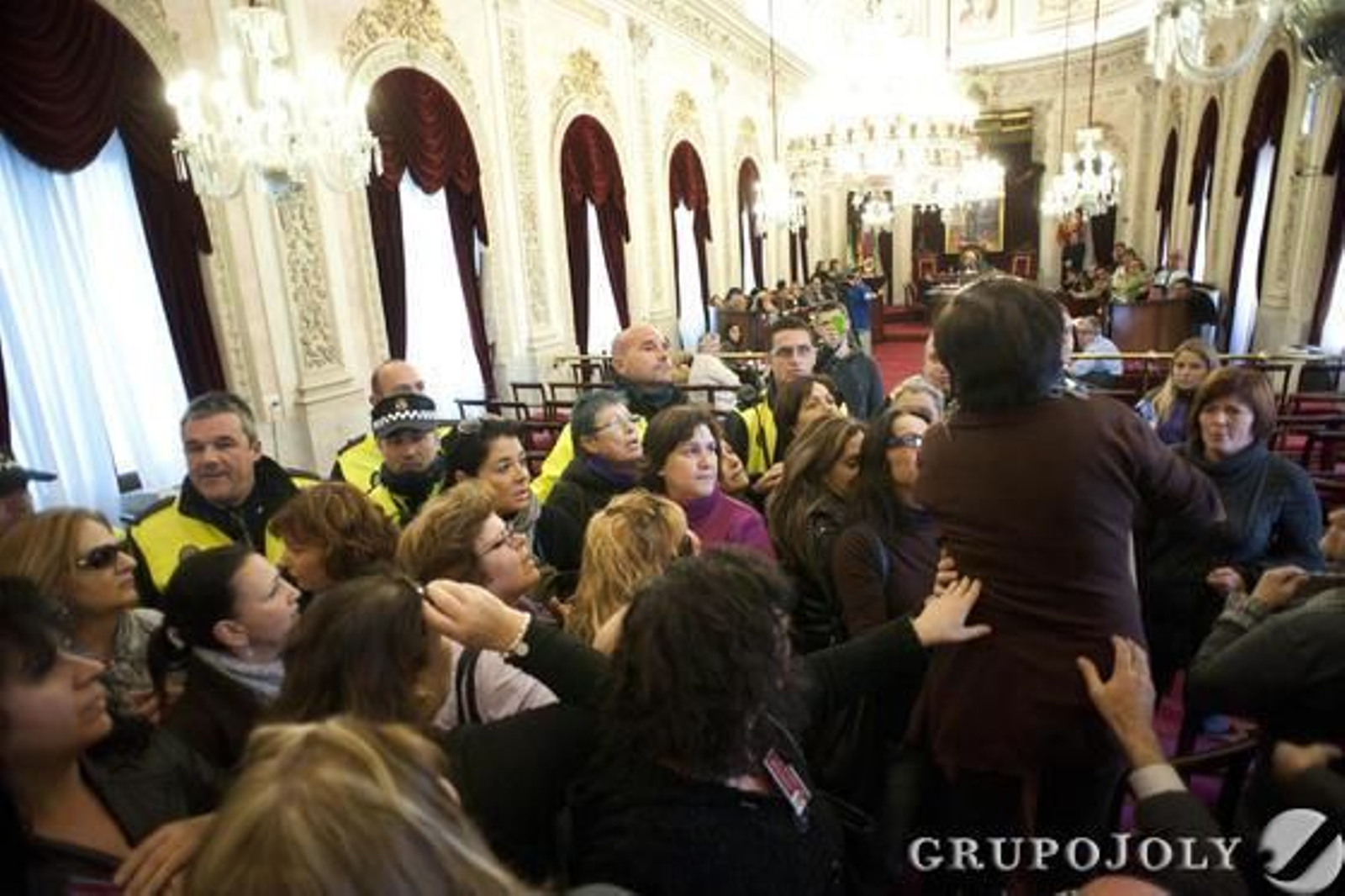 Momentos de tensión en el último pleno del año en el Ayuntamiento de Cádiz por las protestas de las empleadas de Limasa, que fueron desalojadas por la Policía. 

Foto: Joaquin Hernandez Kiki