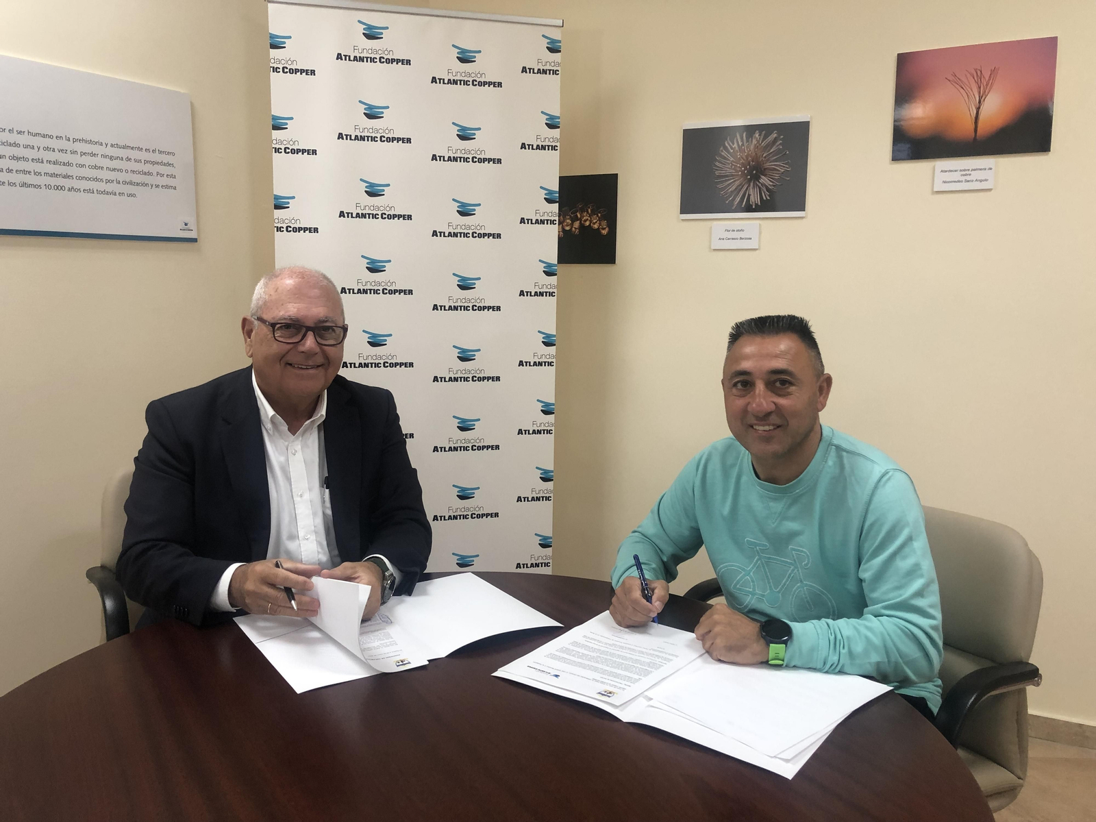 Antonio de la Vega y Rafael Millán en la firma del convenio.