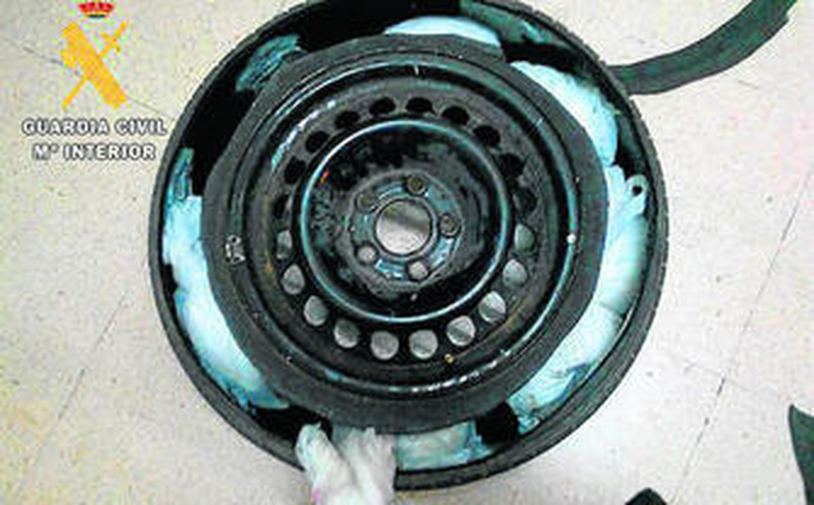 Imagen de la droga escondida en la rueda de repuesto.