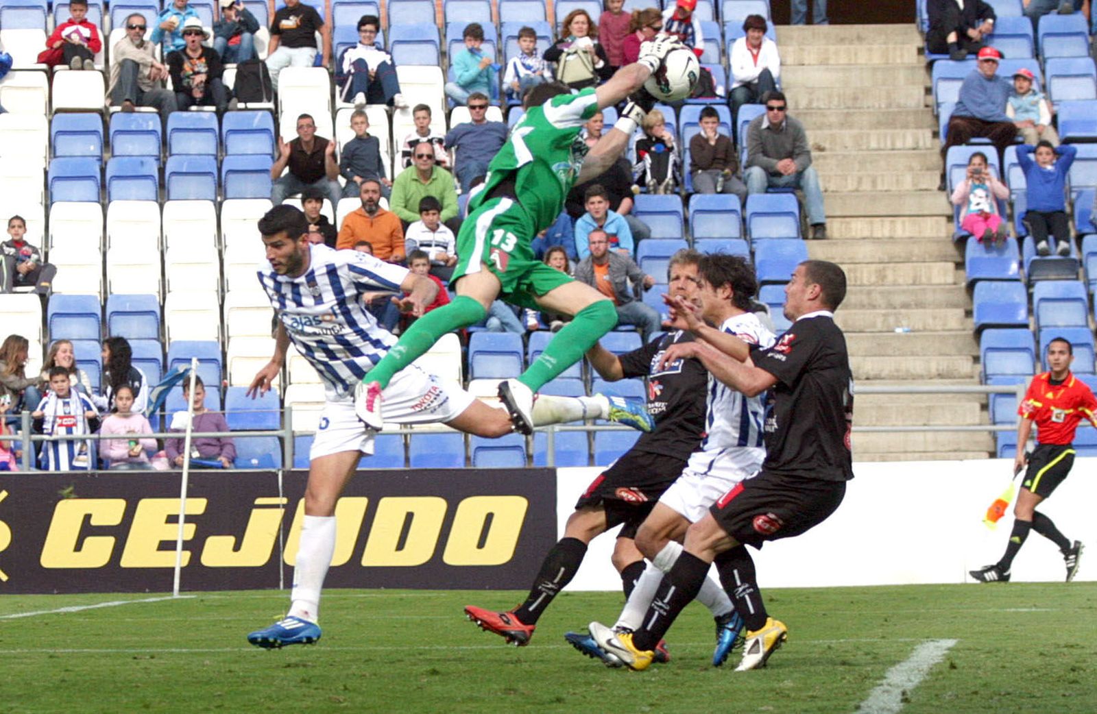 Un lance del encuentro entre Recrativo y Alcoyano en la temporada 2011-2012