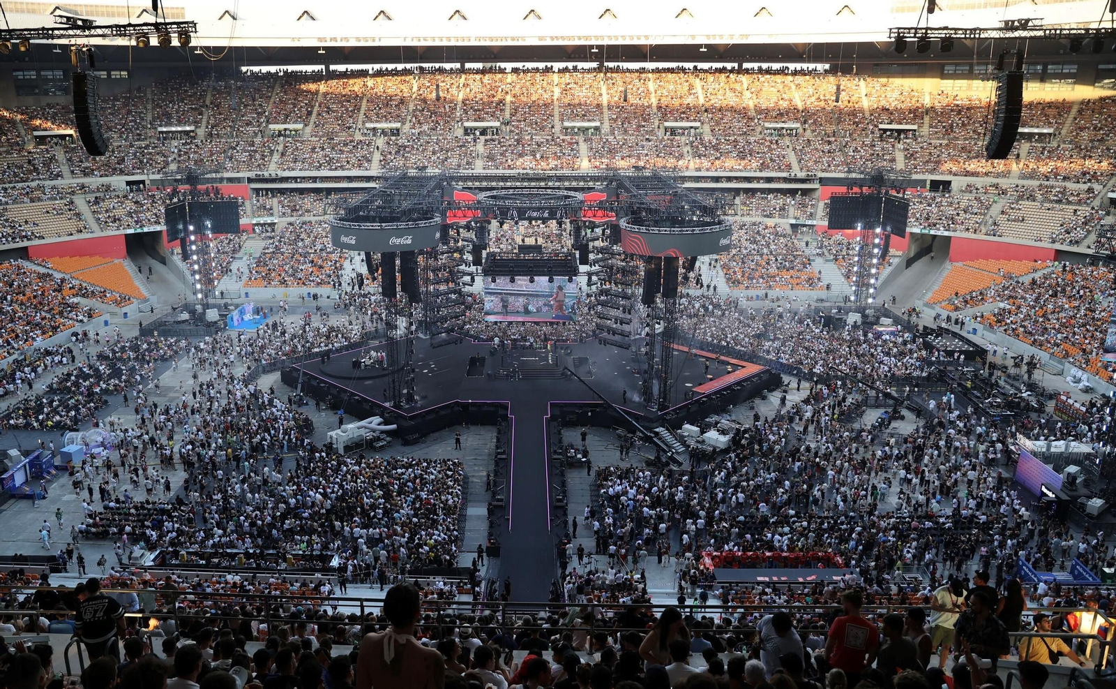 Las imágenes del lleno en el estado de la Cartuja por la Velada del Año 5