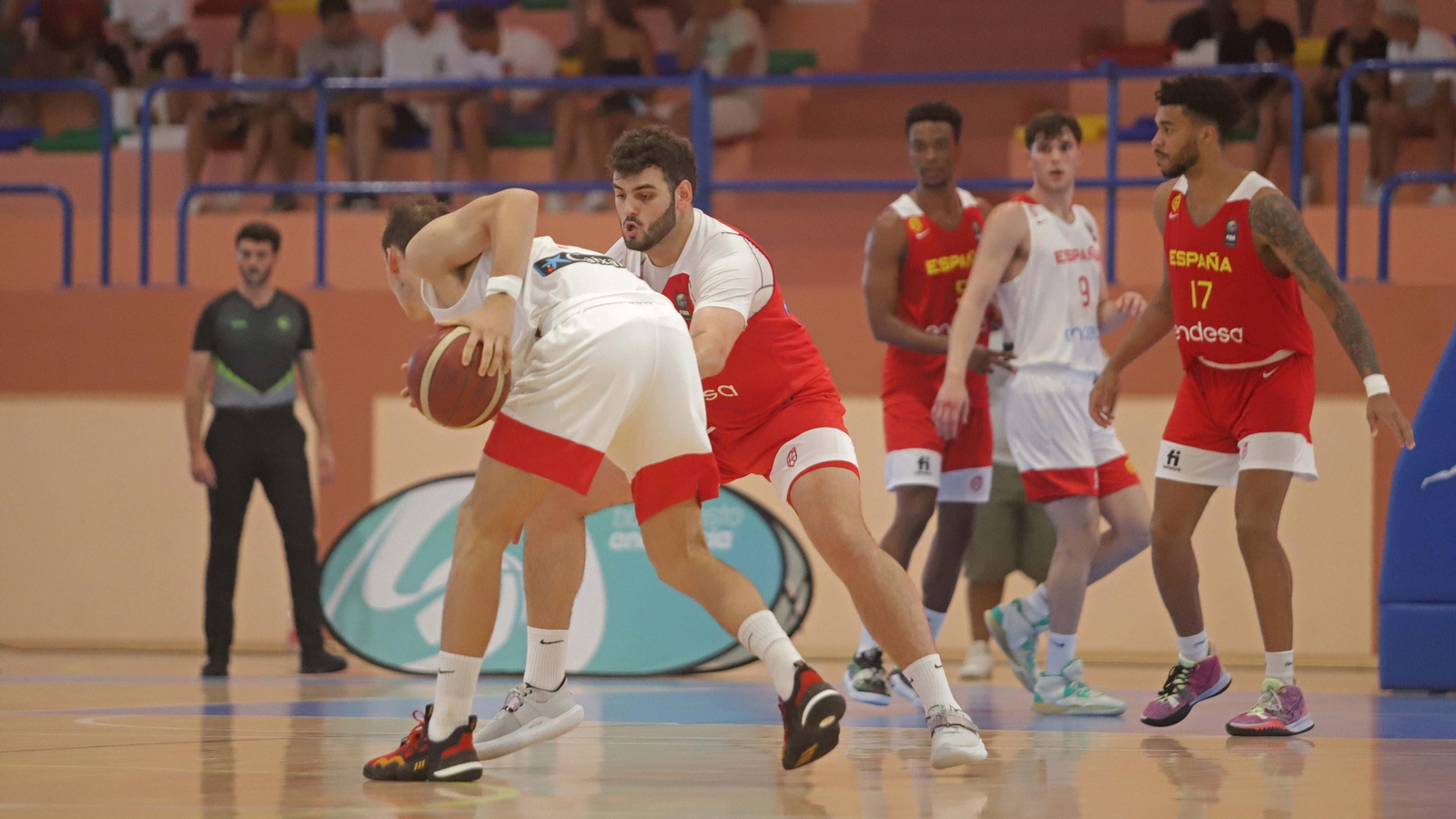 Fotos del segundo partido de baloncesto entre España sub-20 y España sub-22 en La Línea