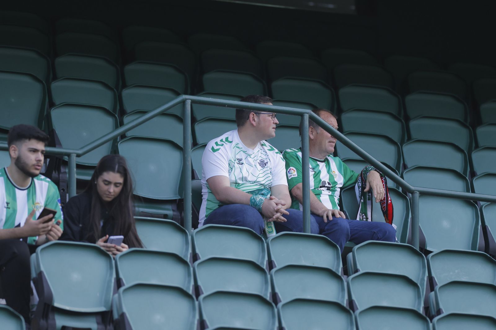 Búscate en las fotos del Betis-Manchester