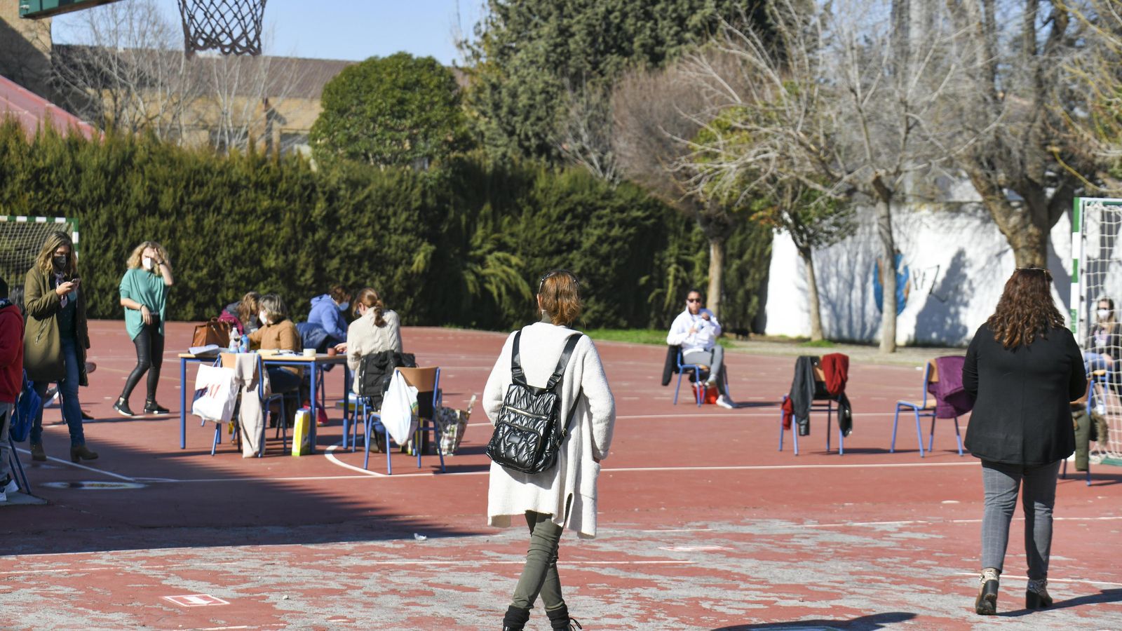 Docentes en el patio del Capitulaciones, colegio al que el viernes únicamente asistieron tres alumnos.