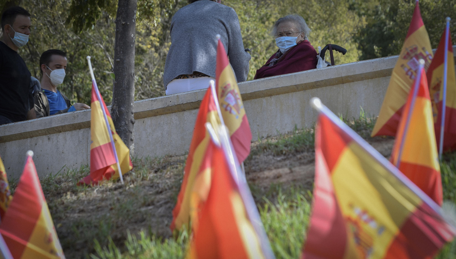 Víctimas del Coronavirus: 53.000 banderas de España junto al río