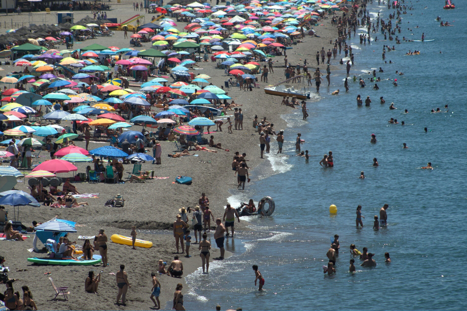 Fotos: así de llenas estaba las playas de Granada este primer fin de semana de agosto