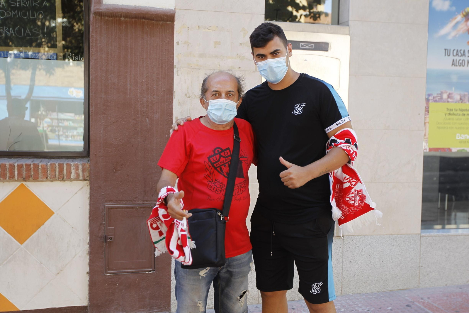 Fotogalería de la afición del Almería antes del partido ante el Girona