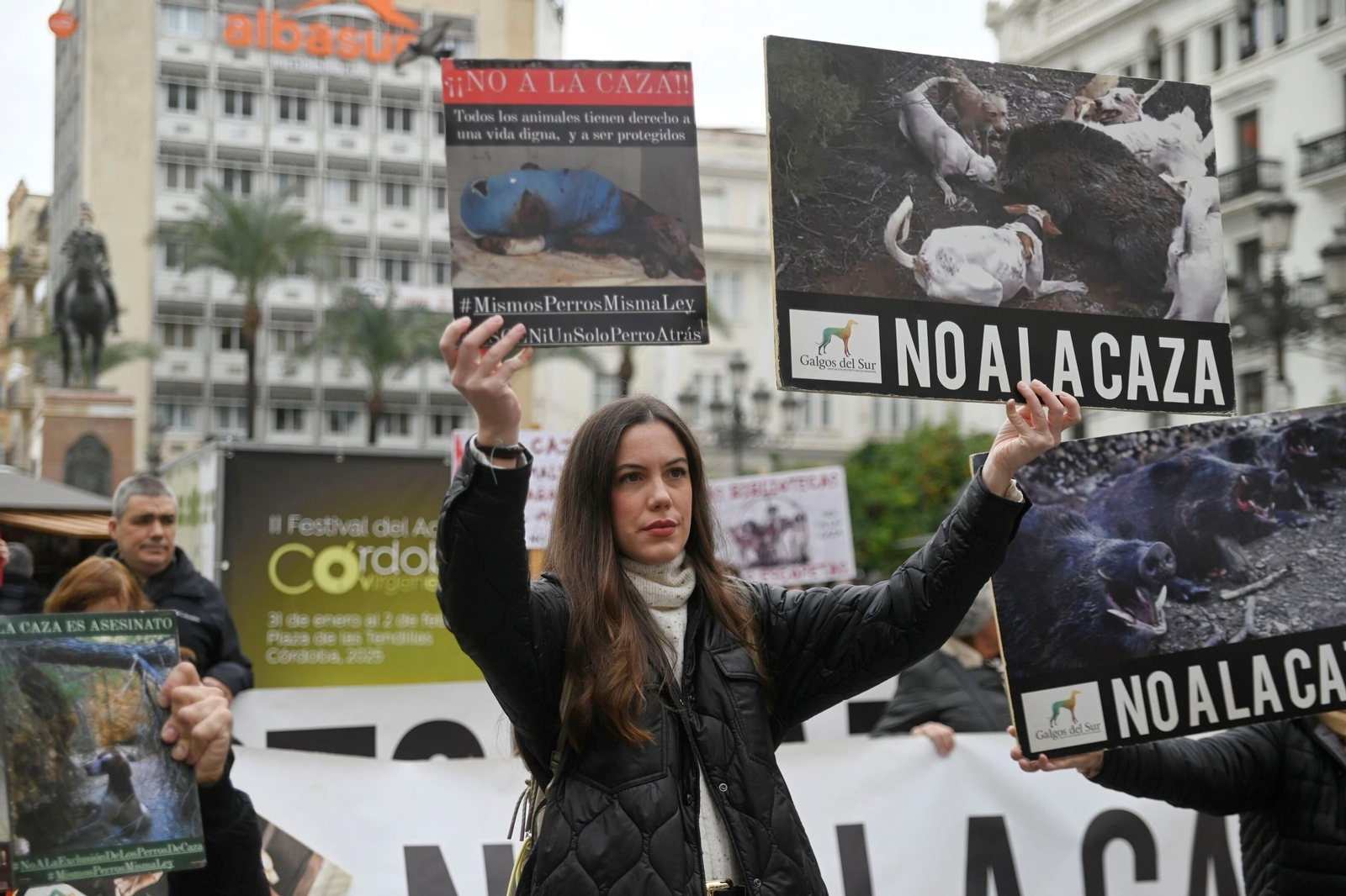 Decenas de personas exigen en Córdoba la protección de los perros utilizados para cazar