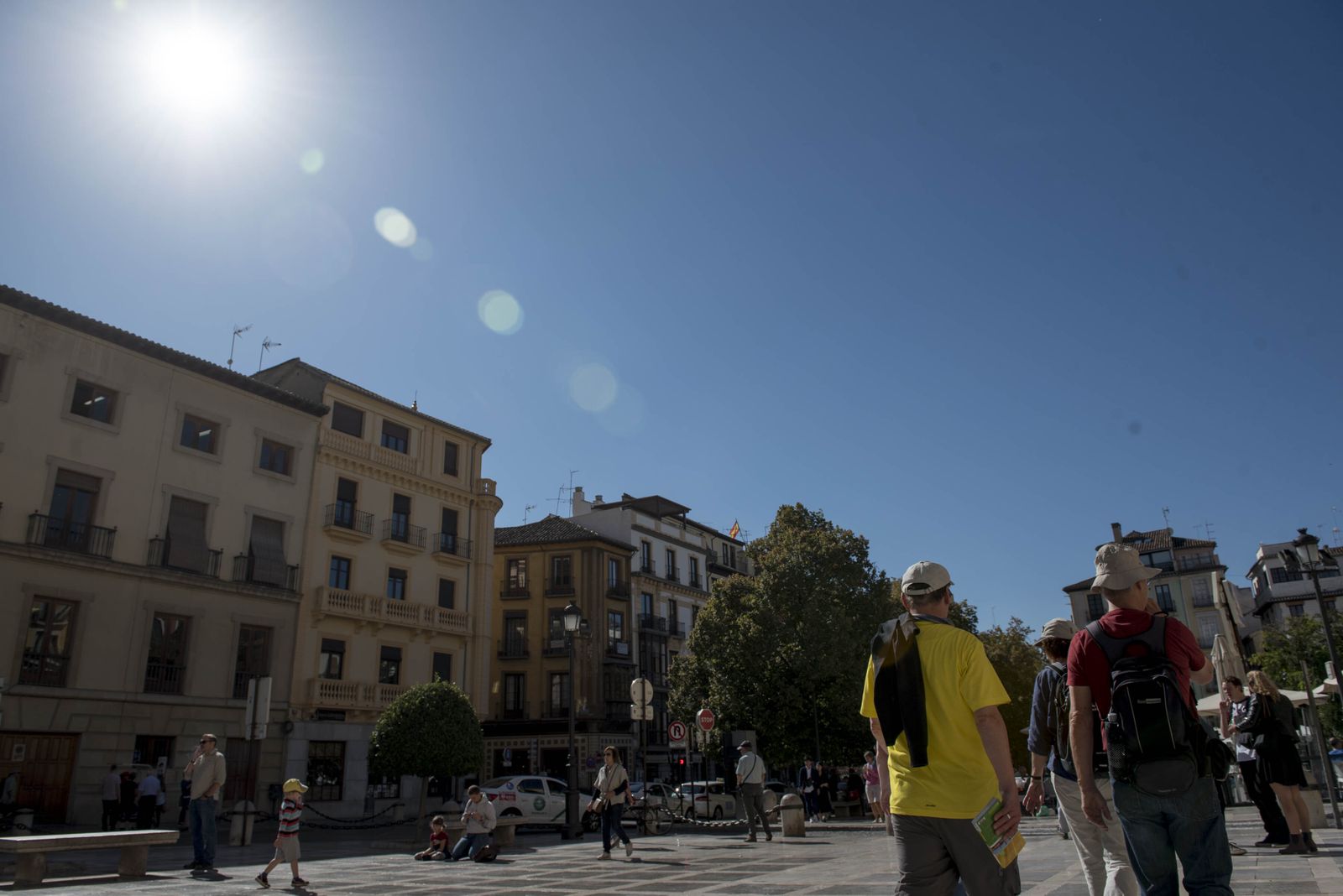 El sol brilla con fuerza en Plaza Nueva, en pleno centro de Granada