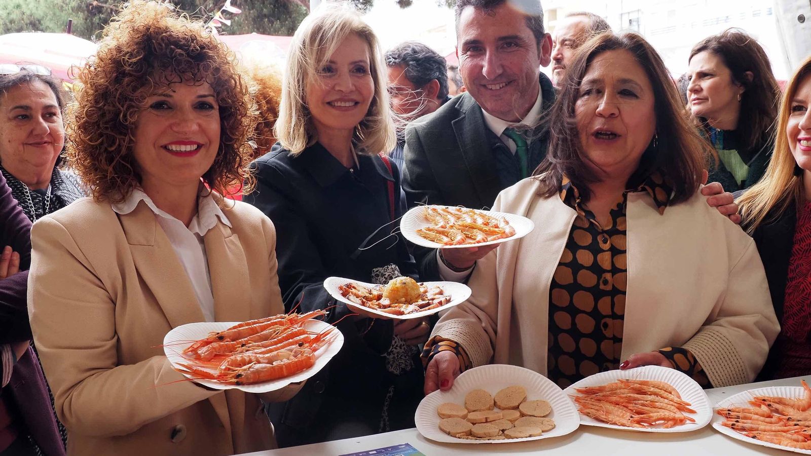 La alcaldesa y el resto de autoridades muestran algunos de los productos que ofrece la muestra